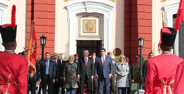 "Maduro'nun Eşiyle Tokalaşmayan Bürokrat Uyarıldı"