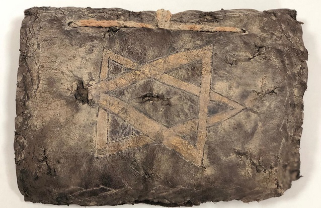 Diyarbakır'da Bin 200 Yıllık Olduğu İddia Edilen İncil Ele Geçirildi