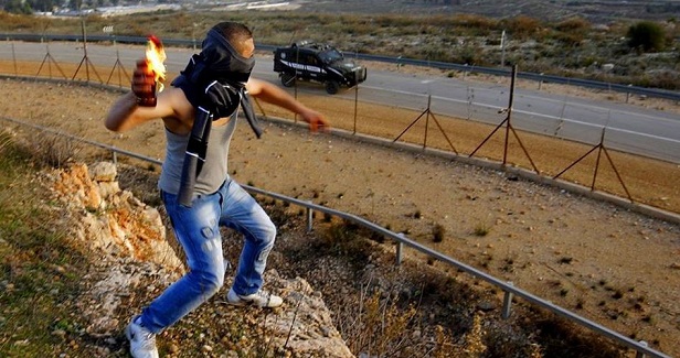 Direnişçi Gençlerden Sİyonistlere Molotoflu Eylem