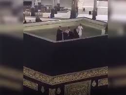 Kabe'nin Çatısında Bir Katil (VİDEO)