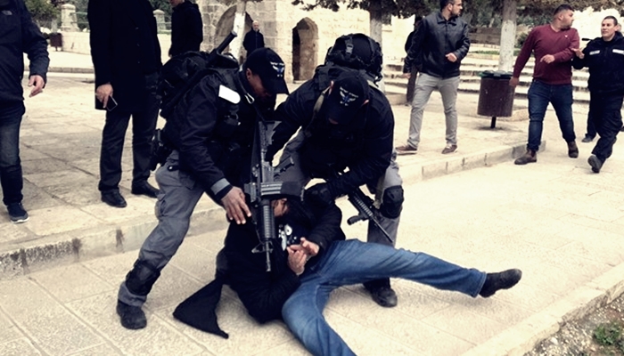 Siyonistler Aksa'da Namaz Kılanlara Saldırdı