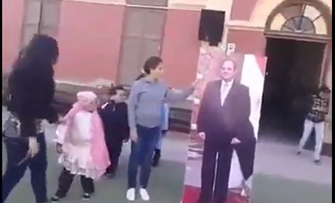 Sisi’nin Afişine Alkış Tuttular
