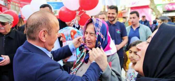 CHP Adayı Başörtüsü Dağıttı
