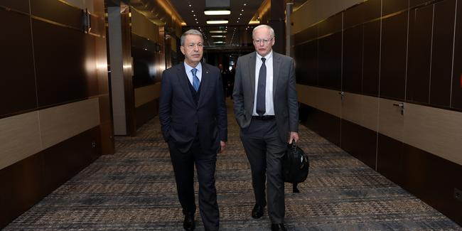 Akar, Jeffrey İle Görüştü