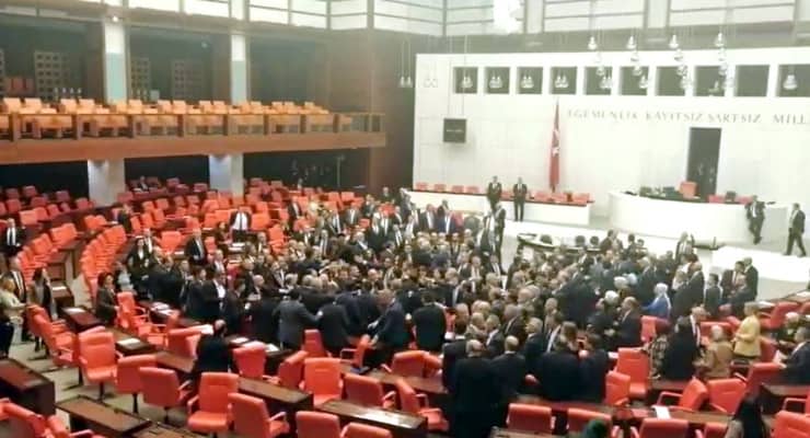 Meclis'te YumrukYumruğa Kavga