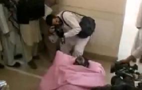 Molla Dadullahın Cenazesi Böyle Teşhir Edildi (Video)