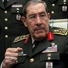 Büyükanıt farkında, içine çekilir mi?