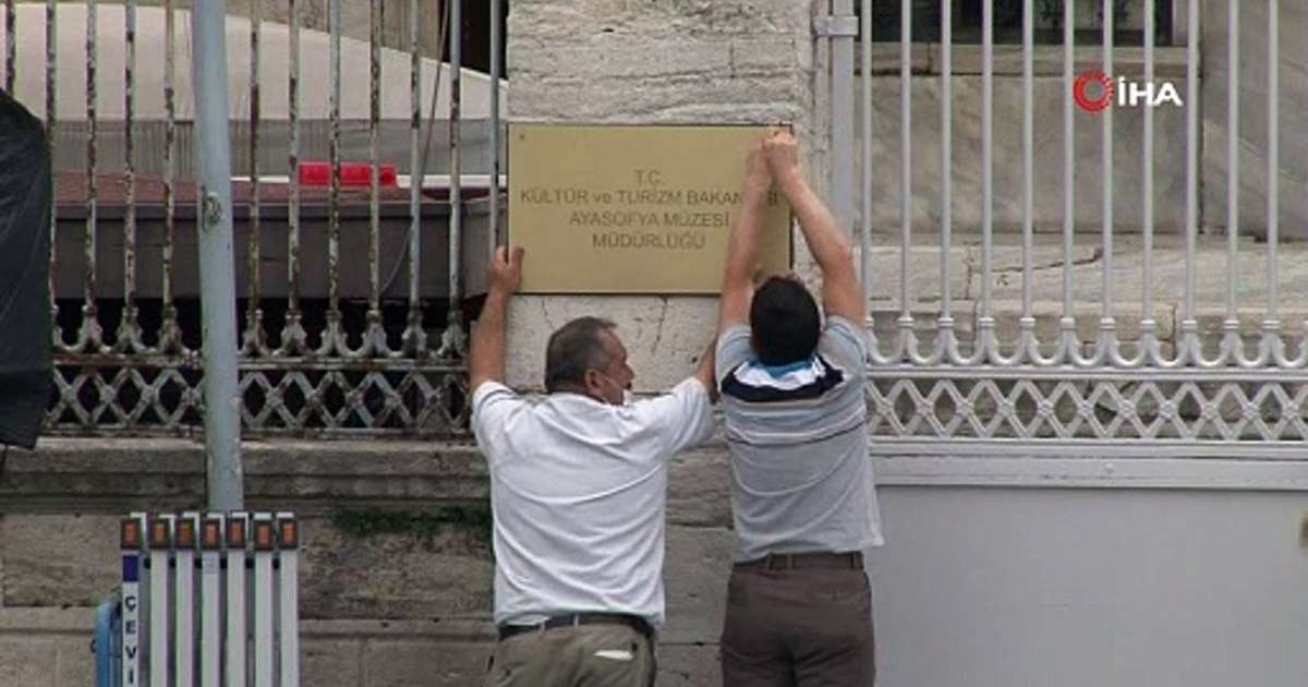 Ayasofya'daki Tabela İndirildi