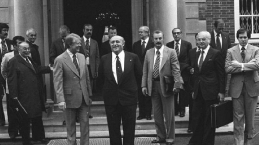 'Demirel, ABD'de Masaya Yumruğunu Vurdu' Yalanı