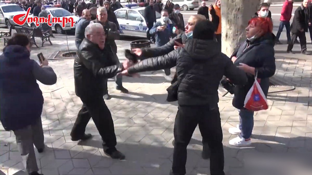 Ermenistan'da Sokaklar Karıştı