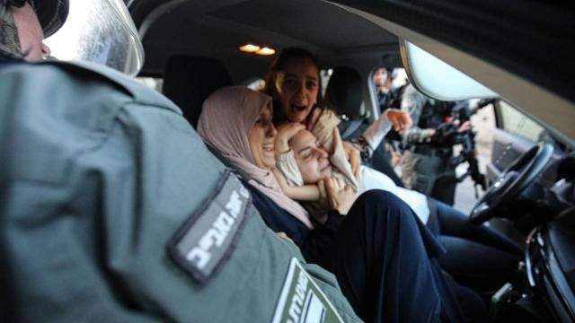 Siyonistler Filistinli Kadının Başörtüsüne El Uzattı