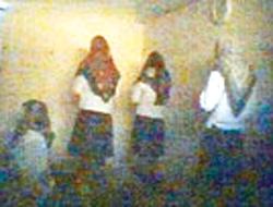 Müslüman Öğrencilerden Kartele Tepki (Video)