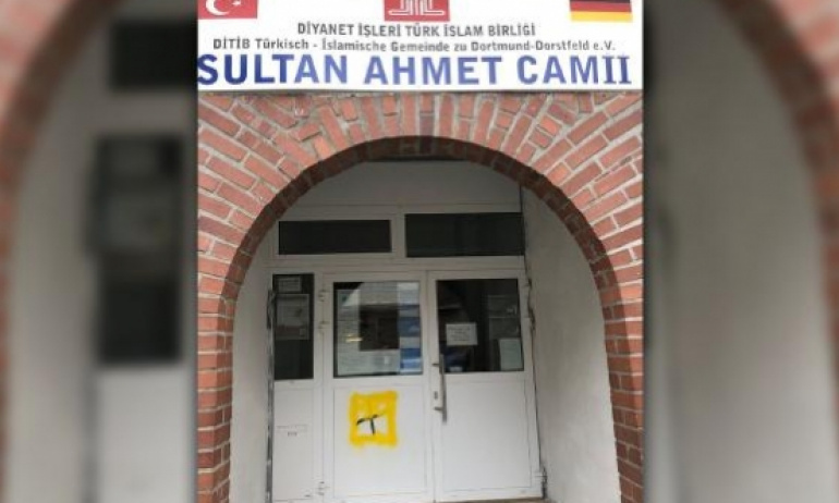 Almanya'da  Camiye Saldırı