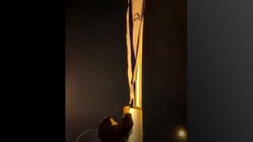 AGD'li Gençler İsrail Bayarağını Yırtıp Yaktı