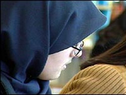 Başörtülü öğretmen işine döndü