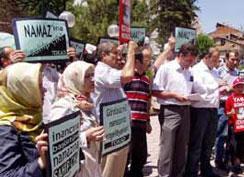 Dün, başörtüsü. Bugün, namaz. Yarın, ???