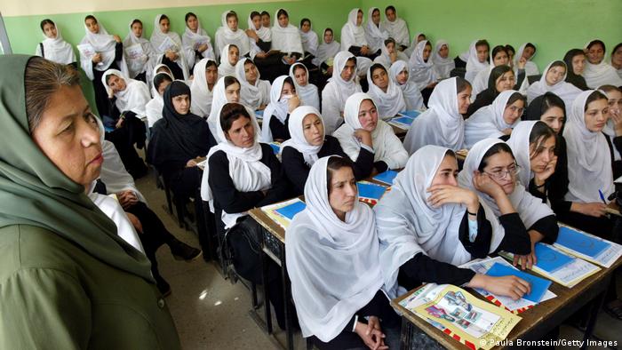 Afganistan'da   Kız Öğreciler ile İlgili Karar Ertelendi