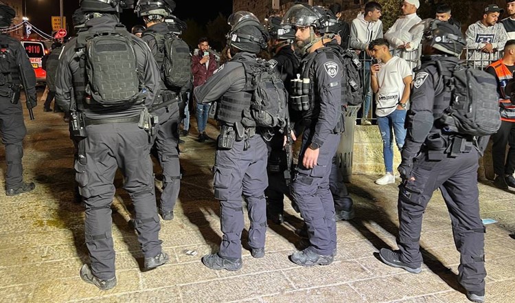 İsrail İşgali, Kudüs'teki Bab Al-Amoud'da Filistinlilere Saldırdı