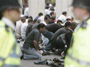 Kameralar Müslümanları gözetliyor