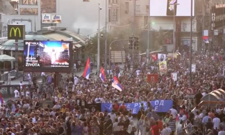 Sırbistan Halkı Eşcinsel Sapıklara Karşı Sokaklara Döküldü
