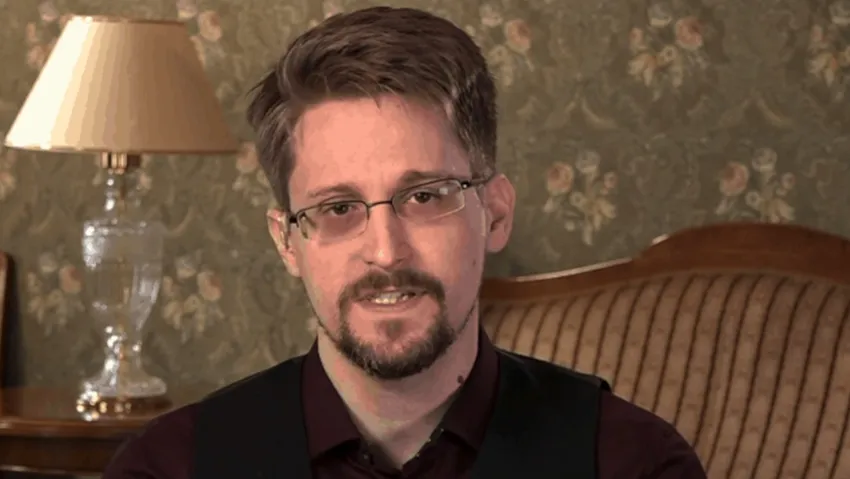 Putin, ABD'nin İadesini İstediği Snowden'a Vatandaşlık Verdi