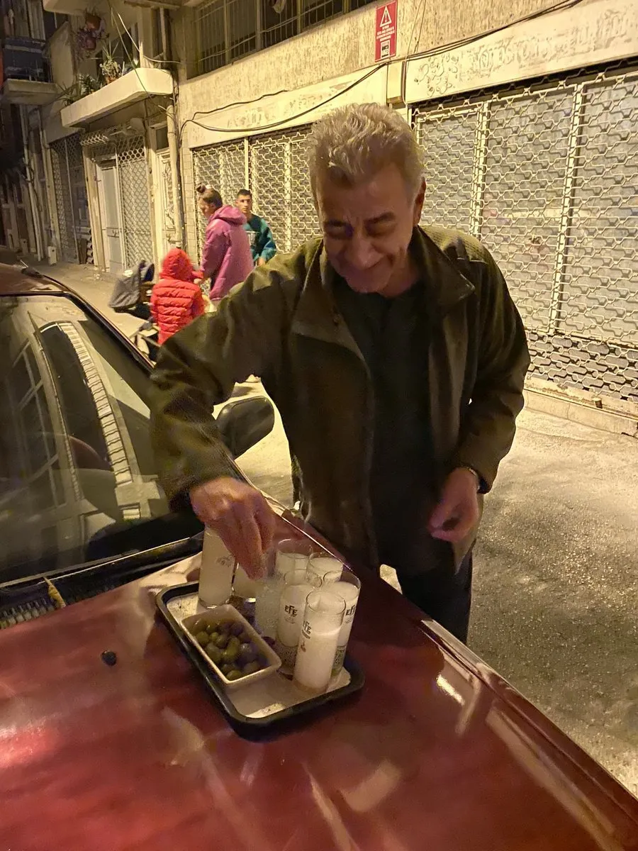 İzmir'de Deprem Sonrası Sokakta Rakı Dağıttılar