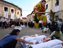 Bebeklerin üzerinden atlıyorlar