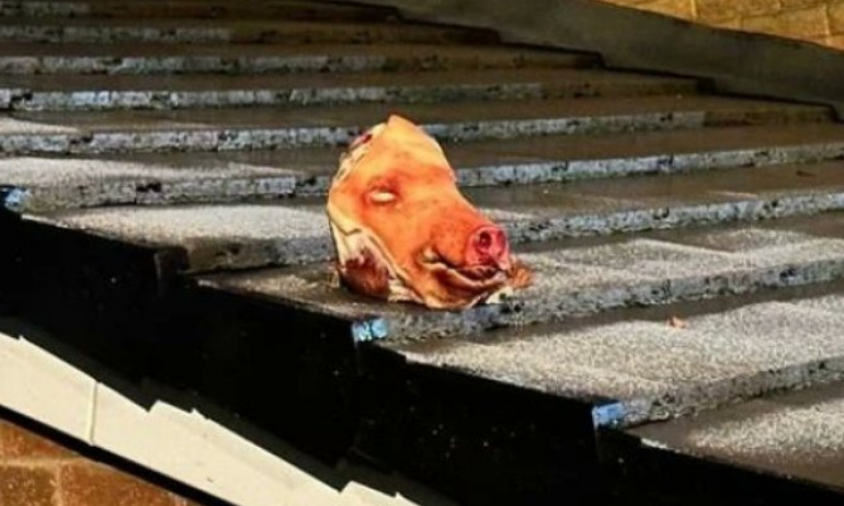 İngiltere'de Müslümanlar Hedefte: Mescide Kesik Domuz Başı Atıldı