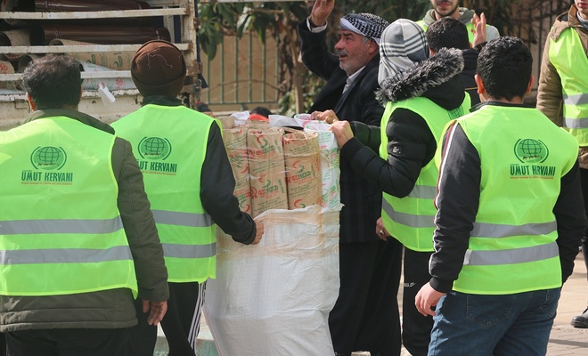Şehid Yasin Börü'nün Arkadaşları Bu Kez de Depremzedeler için Sahada