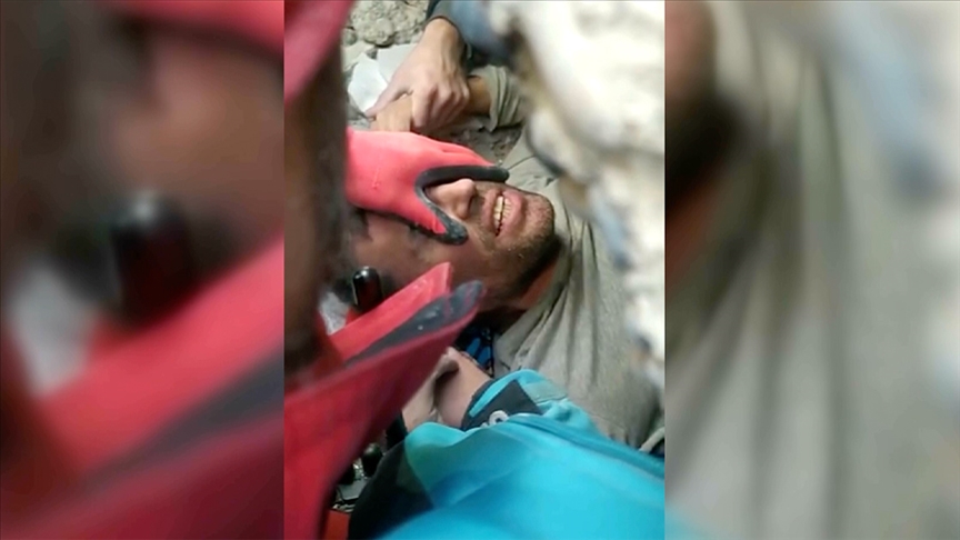 Depremden 104 Saat  Sonra Kurtarılan Uzman Çavuş Kur'an-ı Kerim Okudu