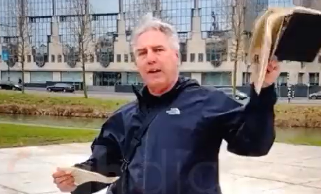 Hollandalı Şeref Yoksunu Alçak  Yine Kur'an-ı Kerim Yırttı!