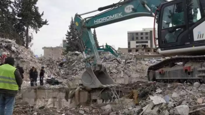 Enkaz  Kaldırma Çalışmalarını İzleyen  Kişi Kepçe Darbesiyle Hayatını Kaybetti