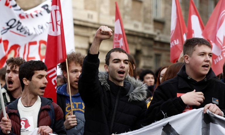 Fransa'da Halk Emeklilik Yaşını Protesto Etmek İçin   Greve Gitti