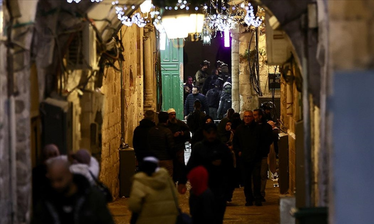İşgalci İsrail Polisi, Mescid-i Aksa'ya Yine Saldırdı