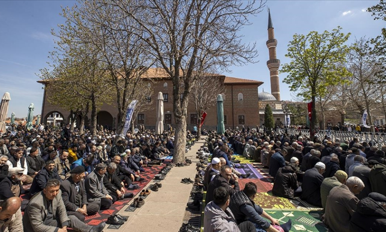 Camilerde Ramazanın Son Cuması Kılındı