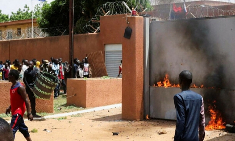 Fransa Nijer'e Askeri Müdahaleye Hazırlanıyor