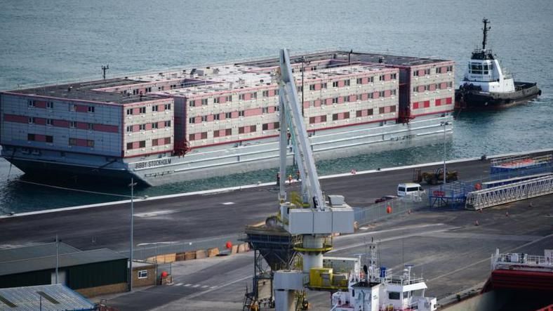 Mülteciler Denizin Ortasında ' Yüzen Hapishaneye' Yerleştirildi