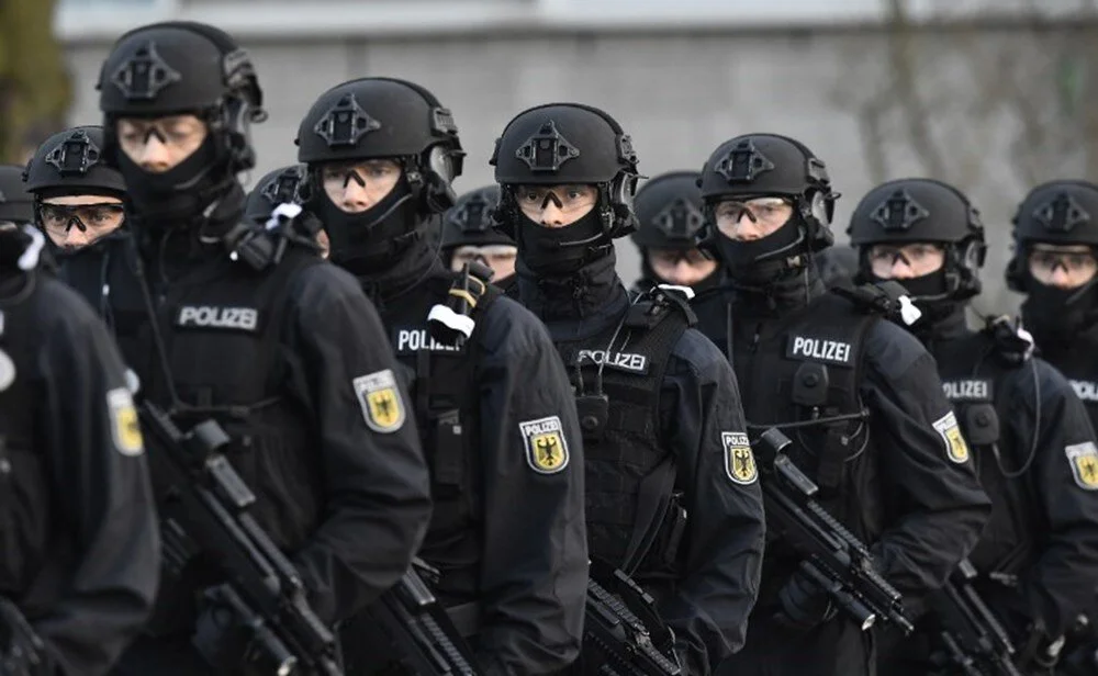 Alman polisi öğrencilere saldırıyor