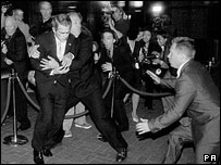 'Bush suikastı' tartışma yarattı