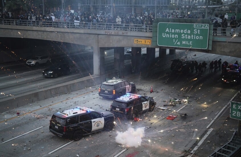 Los Angeles'ta sokağa çıkma yasağı, Trump protestoculara "hayvan" dedi