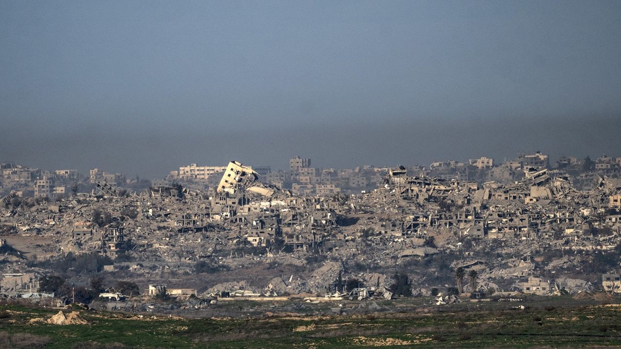 Siyonist İsrail Gazze'nin bir mahallesinde 300 evi yıktı