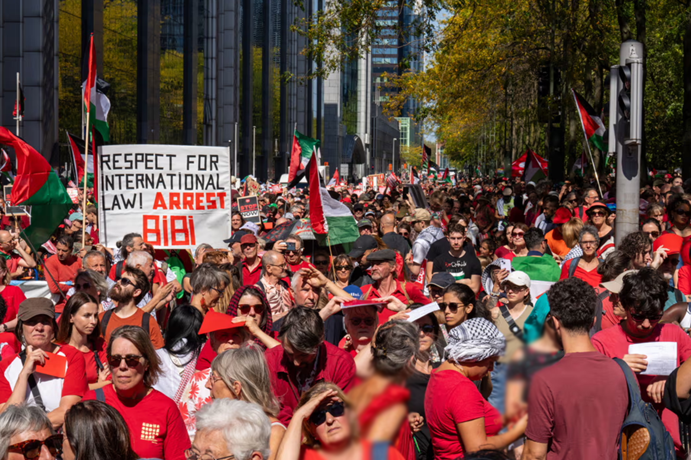 Brüksel'de on binler Gazze için sokaklara indi