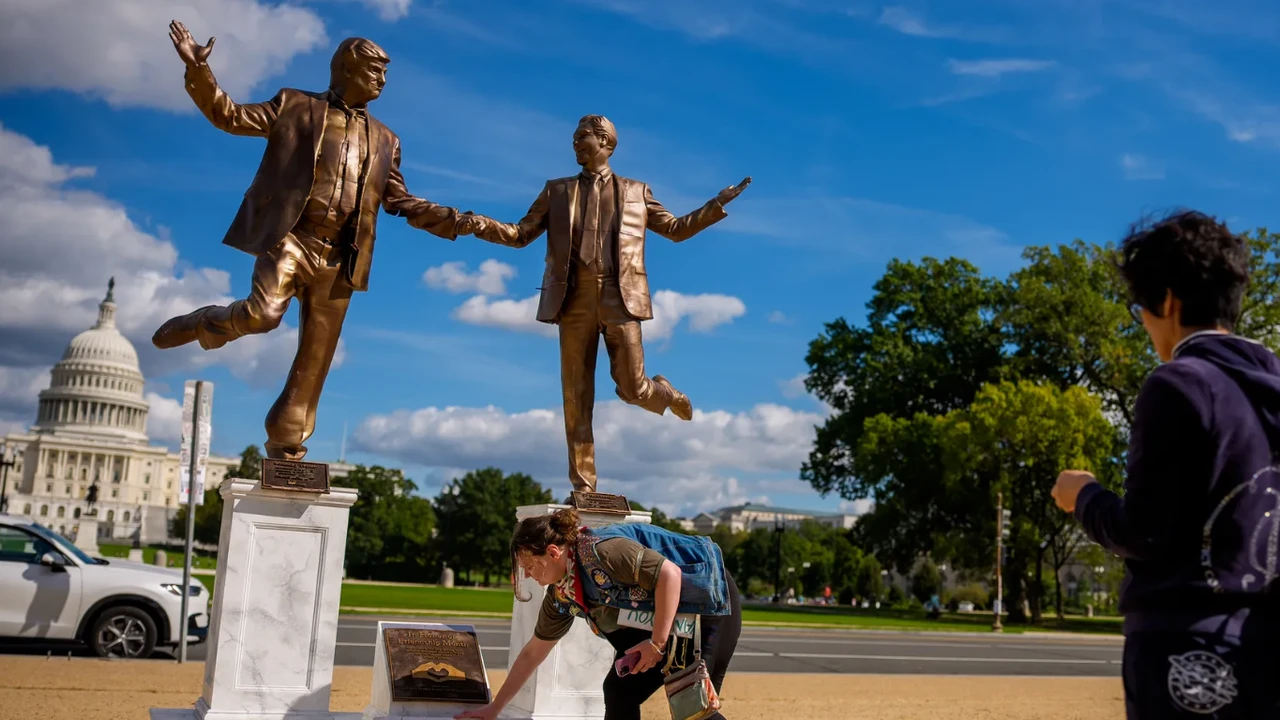 ABD’nin kirli yüzü: Trump–Epstein heykeli yeniden dikildi