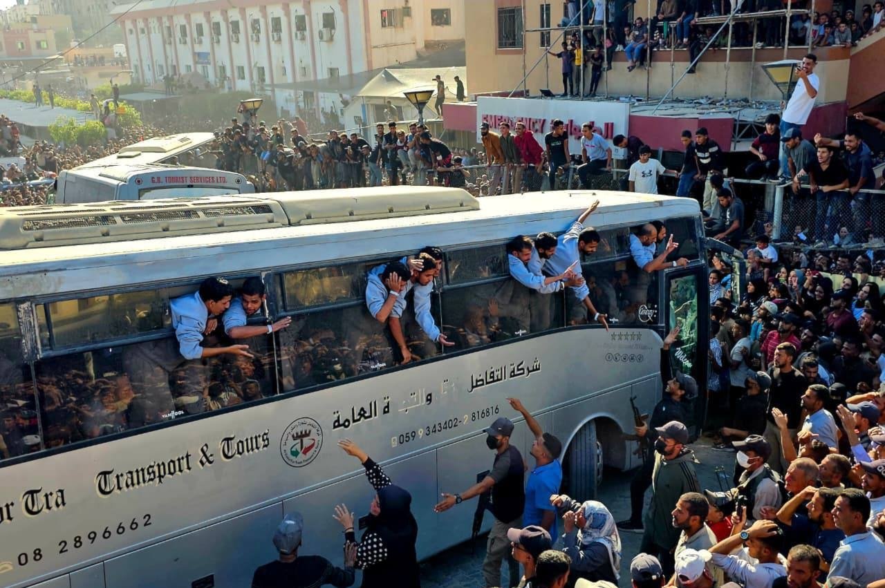 Gazze: Halk, takas anlaşması kapsamında serbest bırakılan tutukluları coşkuyla karşıladı.