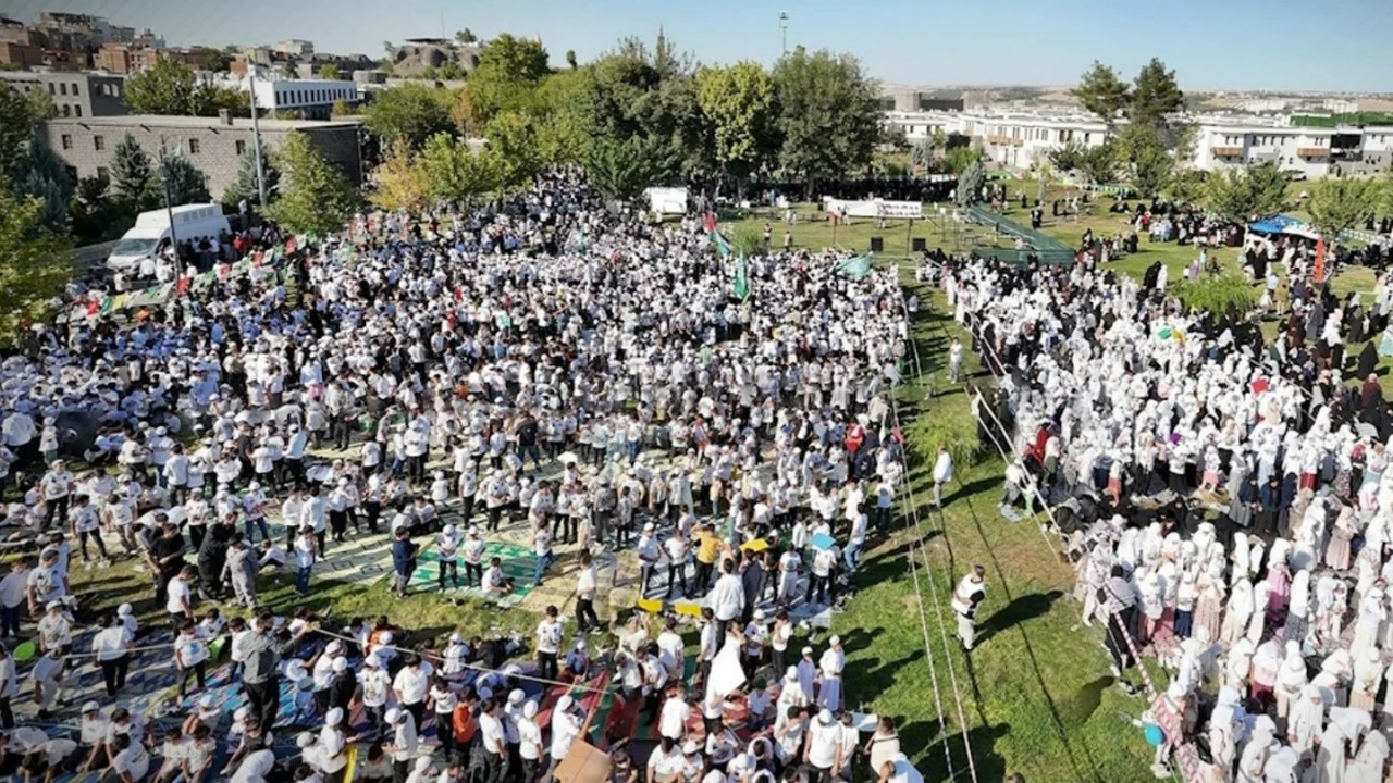 DEM, namaz kılan çocuklardan rahatsız oldu