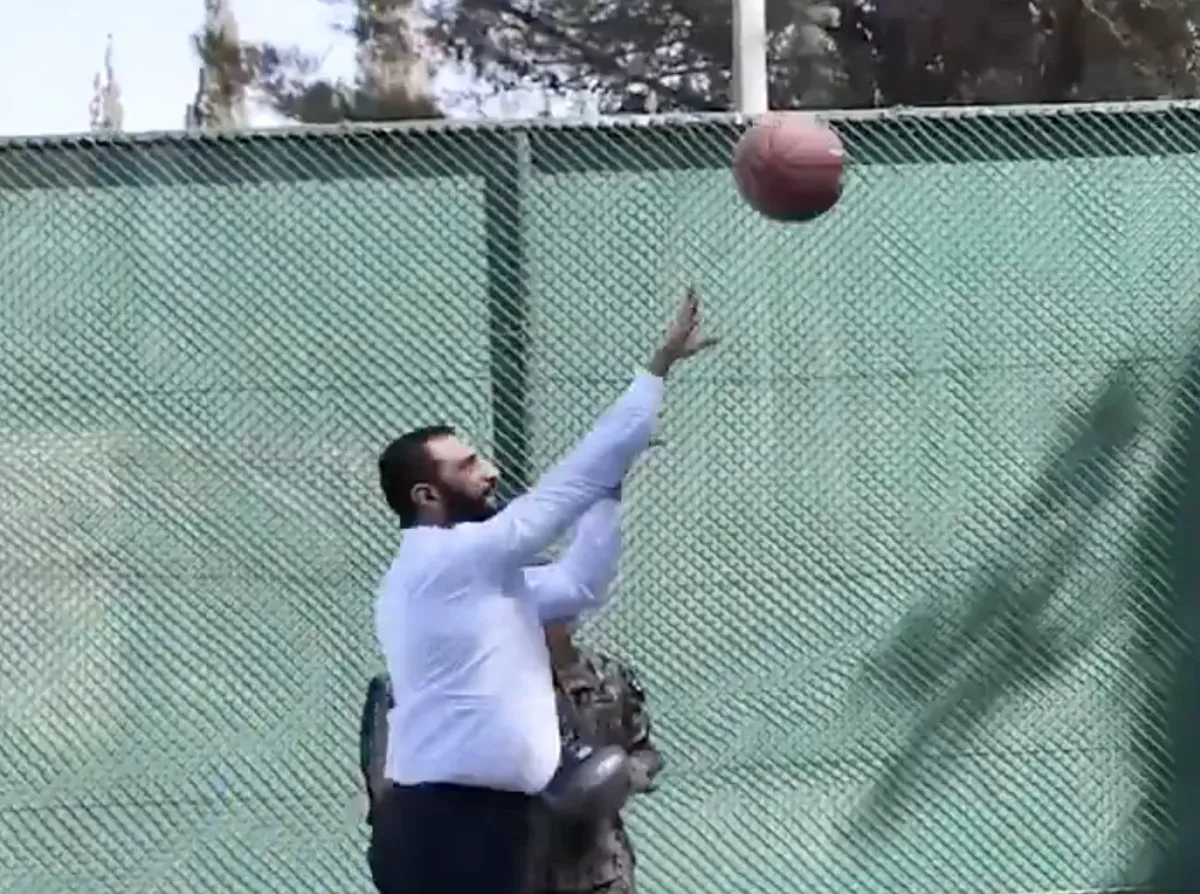 Ahmed Şara ABD'li Komutanla Basket Oynadı!