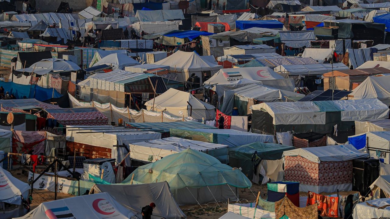 Gazze'de yüzlerce çadır yoğun yağış nedeniyle sular altında kaldı