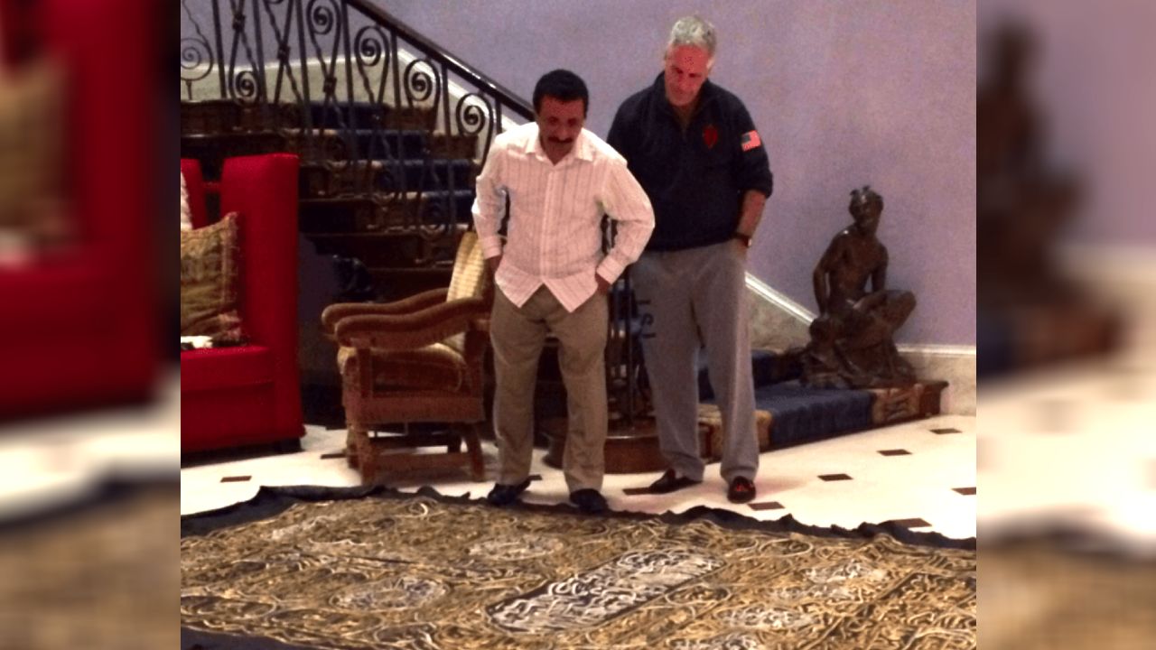 Epstein Kâbe örtüsünü halı olarak kullanmış!