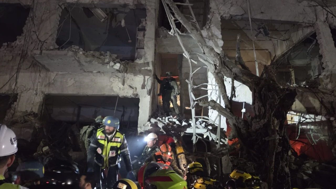 İran'dan Tel Aviv'e füze salvosu