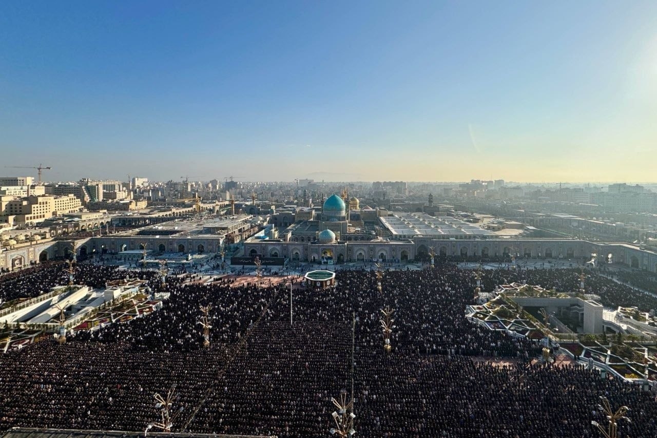 Milyonlarca İranlı, Tahran'da Ramazan Bayramı namazını kıldı ve şehit Naini'nin yasını tuttu.